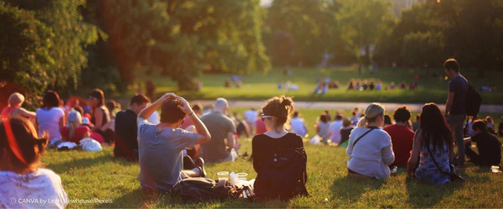 Menschen auf einer Wiese sitzend